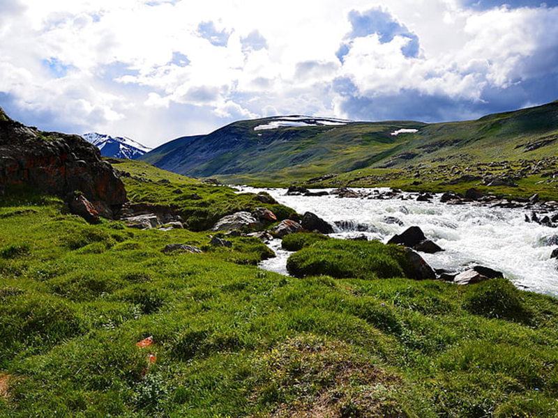 手持河流水質監(jiān)測設備對河流水質進行監(jiān)測