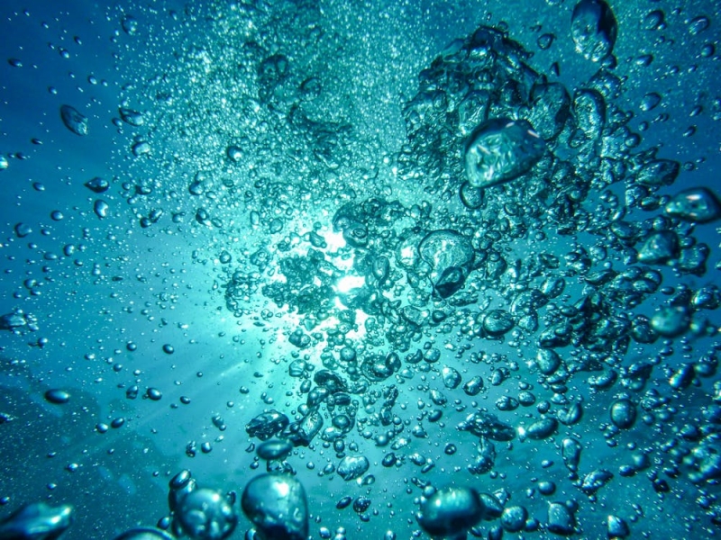 air-bubbles-diving-underwater-blow-62307_副本.jpg